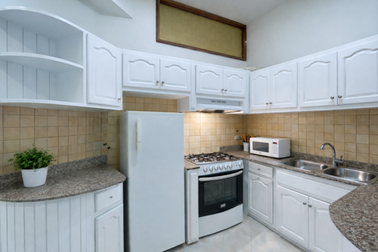 Apartamento amueblado de 2 habitaciones con vista al mar