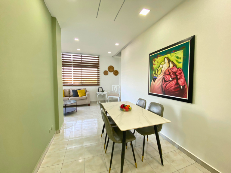 Apartamento amueblado de 2 habitaciones con vista al mar