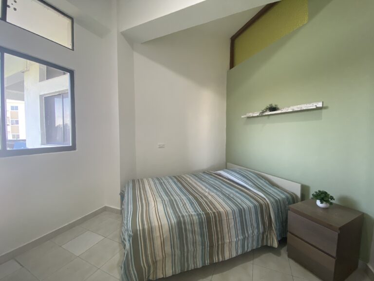 Apartamento amueblado de 2 habitaciones con vista al mar